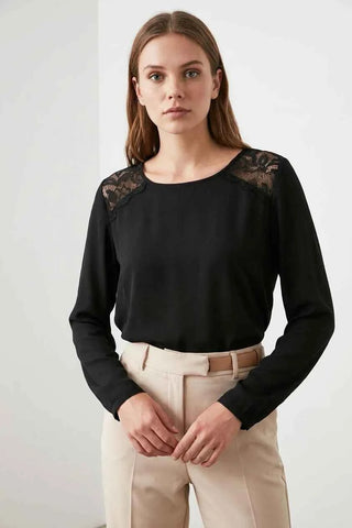 Elegancka Czarna Bluzka z Koronką