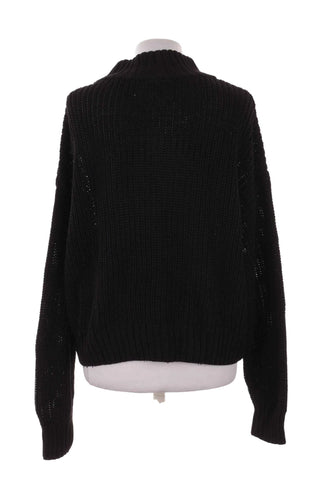 Sweter dzianinowy z guzikami na ramieniu - Czarny