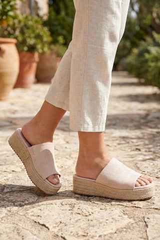 Klapki damskie na platformie Ideal Shoe - Beżowe