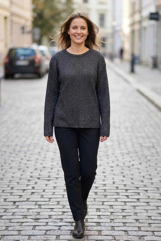 Sweter damski prążkowany z połyskiem - Szary