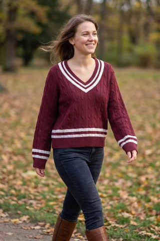 Sweter w serek warkoczowy w paski - Bordowy