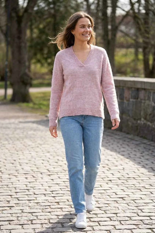 Sweter damski puszysty V-neck - Różowy  34% moher, 34% wełna