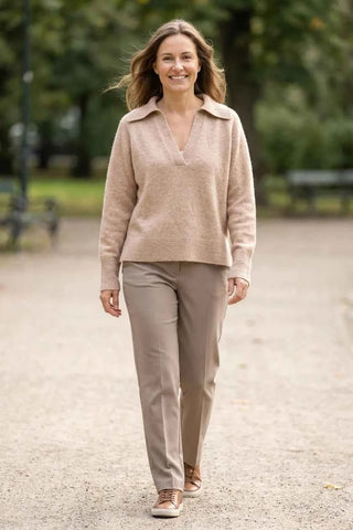 Sweter damski z kołnierzykiem V-neck - Beżowy  30% wełna 15% lama