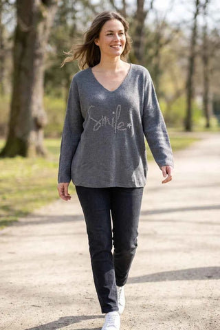 Sweter damski z dekoltem V i napisem smile - Szary