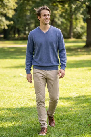 Sweter męski gładki dekolt V - Niebieski  15% wełna