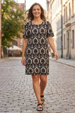 Sukienka w ornamenty prosta -