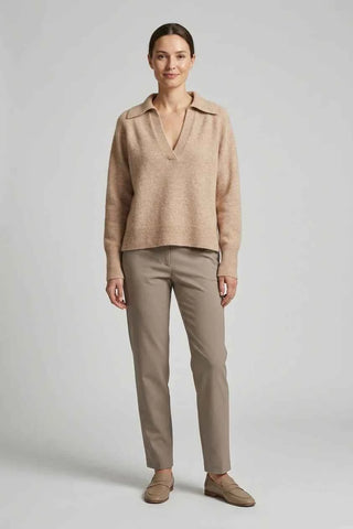 Sweter damski z kołnierzykiem V-neck - Beżowy  30% wełna 15% lama