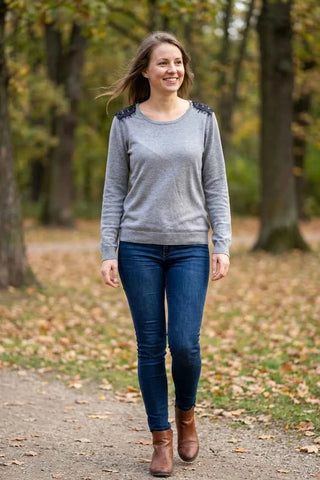 Sweter damski z koronką na ramionach - Szary