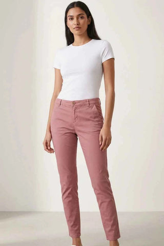 Różowe spodnie materiałowe typu slim fit