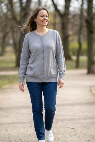 Sweter damski z guzikami i kieszeniami - Szary