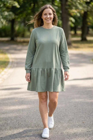 Sukienka dresowa z falbaną oversize - Zielona
