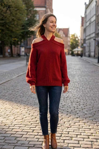 Sweter damski dzianinowy cold shoulder