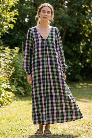 Kolorowa sukienka maxi w kratę z dekoltem V