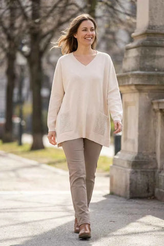 Sweter damski luźny dekolt V z dżetami - Kremowy 10% wełna